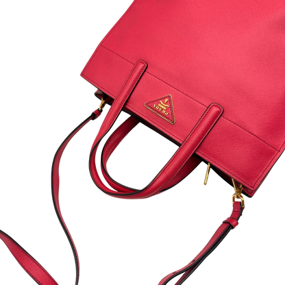 https://cdn.shopify.com/s/files/1/0564/9376/8855/files/Prada_Handtasche_Triple_Pocket_aus_Leder_rot_14.webp?v=1784794266