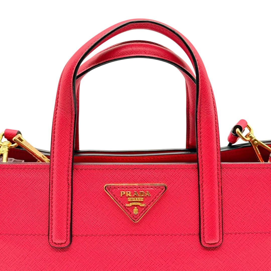 https://cdn.shopify.com/s/files/1/0564/9376/8855/files/Prada_Handtasche_Triple_Pocket_aus_Leder_rot_16.webp?v=1784794266