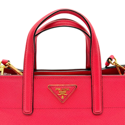 https://cdn.shopify.com/s/files/1/0564/9376/8855/files/Prada_Handtasche_Triple_Pocket_aus_Leder_rot_16.webp?v=1784794266