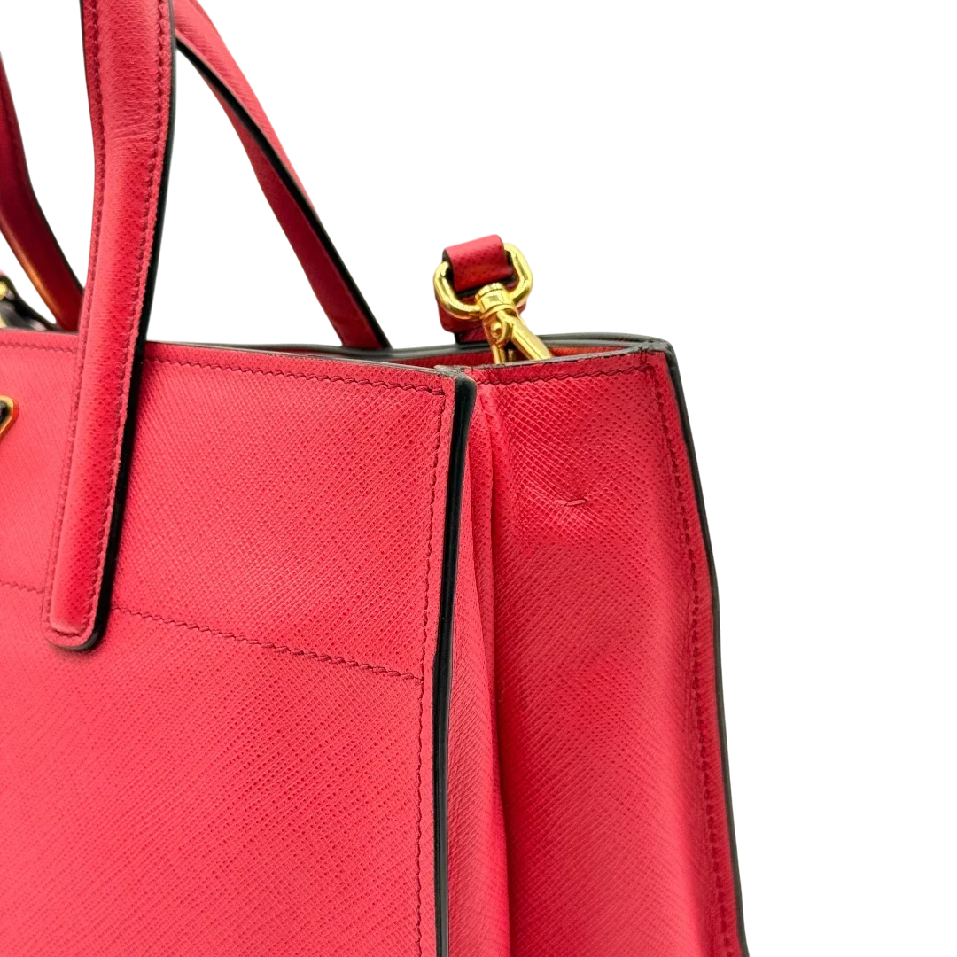 https://cdn.shopify.com/s/files/1/0564/9376/8855/files/Prada_Handtasche_Triple_Pocket_aus_Leder_rot_18.webp?v=1784794266