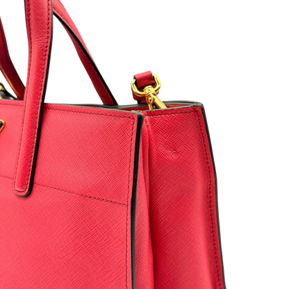 https://cdn.shopify.com/s/files/1/0564/9376/8855/files/Prada_Handtasche_Triple_Pocket_aus_Leder_rot_18.webp?v=1784794266