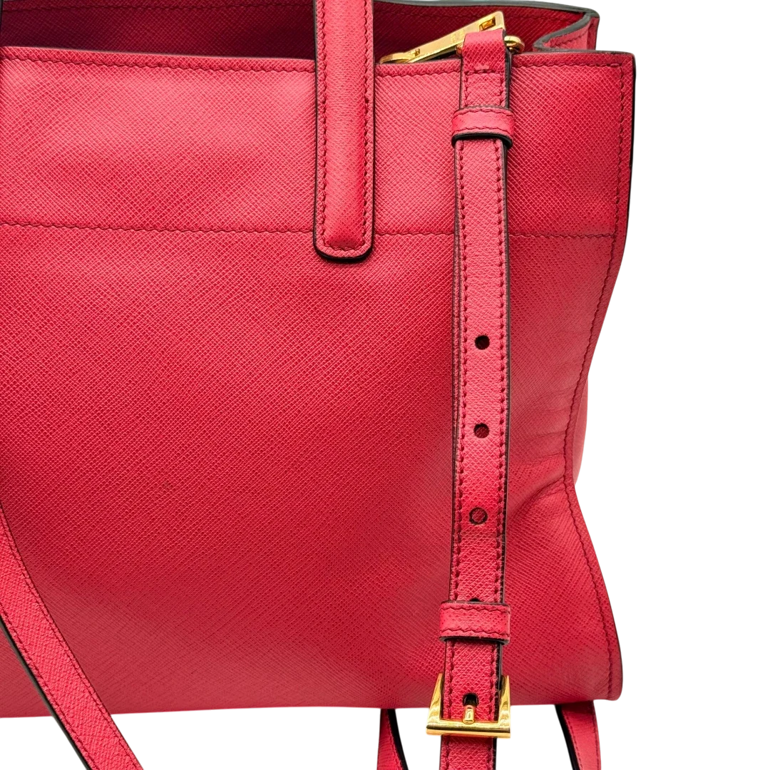 https://cdn.shopify.com/s/files/1/0564/9376/8855/files/Prada_Handtasche_Triple_Pocket_aus_Leder_rot_19.webp?v=1784794266