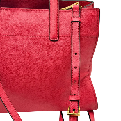 https://cdn.shopify.com/s/files/1/0564/9376/8855/files/Prada_Handtasche_Triple_Pocket_aus_Leder_rot_19.webp?v=1784794266