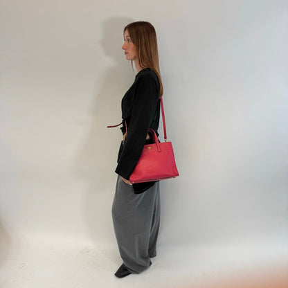 https://cdn.shopify.com/s/files/1/0564/9376/8855/files/Prada_Handtasche_Triple_Pocket_aus_Leder_rot_2.jpg?v=1784794266