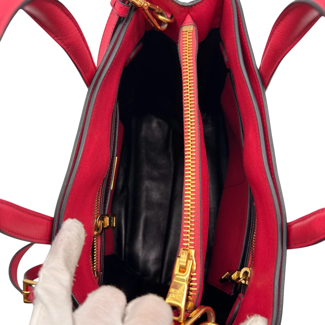 https://cdn.shopify.com/s/files/1/0564/9376/8855/files/Prada_Handtasche_Triple_Pocket_aus_Leder_rot_20.webp?v=1784794266