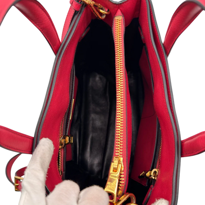 https://cdn.shopify.com/s/files/1/0564/9376/8855/files/Prada_Handtasche_Triple_Pocket_aus_Leder_rot_20.webp?v=1784794266
