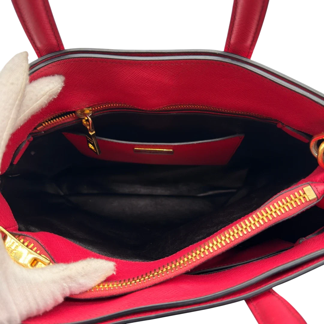 https://cdn.shopify.com/s/files/1/0564/9376/8855/files/Prada_Handtasche_Triple_Pocket_aus_Leder_rot_21.webp?v=1784794266