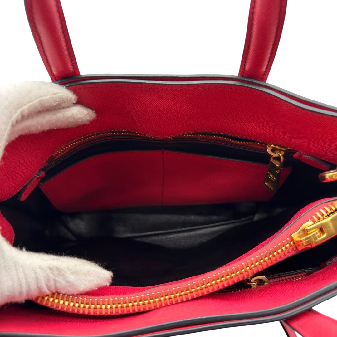 https://cdn.shopify.com/s/files/1/0564/9376/8855/files/Prada_Handtasche_Triple_Pocket_aus_Leder_rot_22.webp?v=1784794266