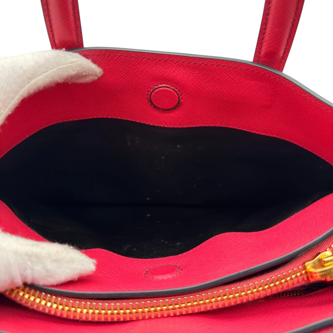 https://cdn.shopify.com/s/files/1/0564/9376/8855/files/Prada_Handtasche_Triple_Pocket_aus_Leder_rot_23.webp?v=1784794267