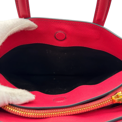 https://cdn.shopify.com/s/files/1/0564/9376/8855/files/Prada_Handtasche_Triple_Pocket_aus_Leder_rot_23.webp?v=1784794267