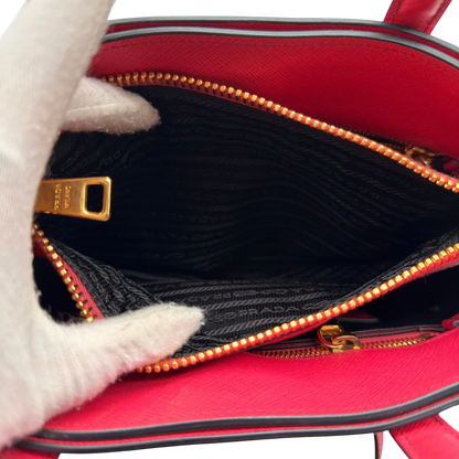 https://cdn.shopify.com/s/files/1/0564/9376/8855/files/Prada_Handtasche_Triple_Pocket_aus_Leder_rot_24.webp?v=1784794266