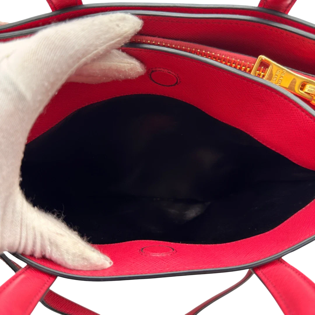 https://cdn.shopify.com/s/files/1/0564/9376/8855/files/Prada_Handtasche_Triple_Pocket_aus_Leder_rot_25.webp?v=1784794266