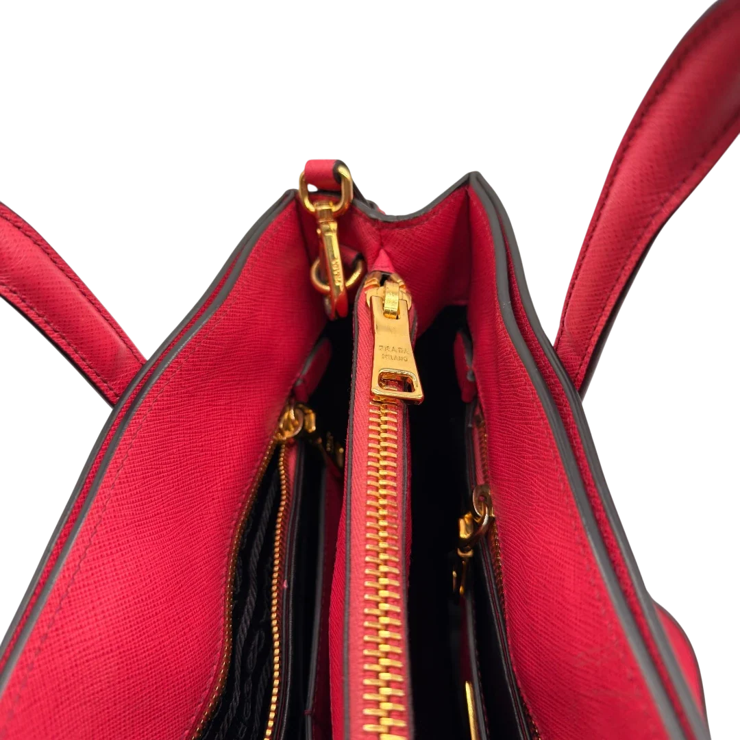 https://cdn.shopify.com/s/files/1/0564/9376/8855/files/Prada_Handtasche_Triple_Pocket_aus_Leder_rot_26.webp?v=1784794266