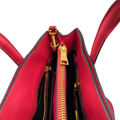 https://cdn.shopify.com/s/files/1/0564/9376/8855/files/Prada_Handtasche_Triple_Pocket_aus_Leder_rot_26.webp?v=1784794266