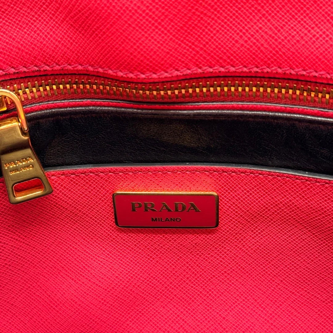 https://cdn.shopify.com/s/files/1/0564/9376/8855/files/Prada_Handtasche_Triple_Pocket_aus_Leder_rot_27.webp?v=1784794266