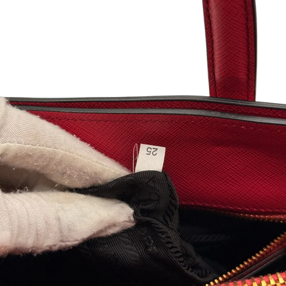 https://cdn.shopify.com/s/files/1/0564/9376/8855/files/Prada_Handtasche_Triple_Pocket_aus_Leder_rot_28.webp?v=1784794266