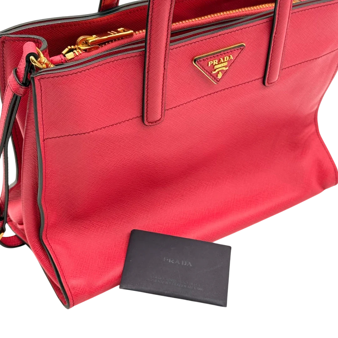 https://cdn.shopify.com/s/files/1/0564/9376/8855/files/Prada_Handtasche_Triple_Pocket_aus_Leder_rot_29.webp?v=1784794266