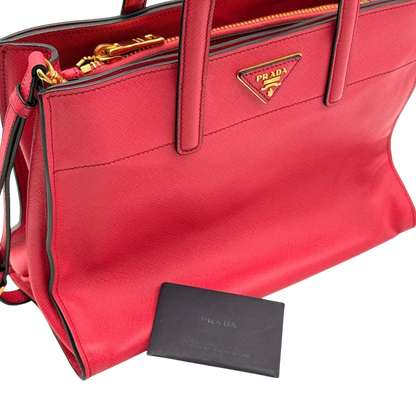 https://cdn.shopify.com/s/files/1/0564/9376/8855/files/Prada_Handtasche_Triple_Pocket_aus_Leder_rot_29.webp?v=1784794266