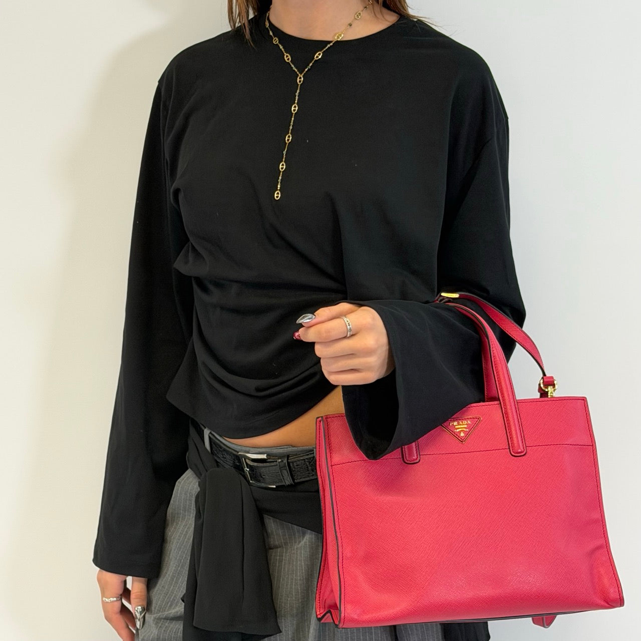 https://cdn.shopify.com/s/files/1/0564/9376/8855/files/Prada_Handtasche_Triple_Pocket_aus_Leder_rot_3.jpg?v=1784794266