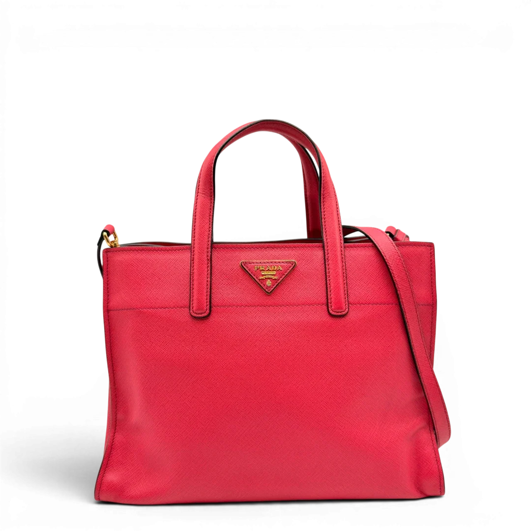 https://cdn.shopify.com/s/files/1/0564/9376/8855/files/Prada_Handtasche_Triple_Pocket_aus_Leder_rot_4.webp?v=1784794266