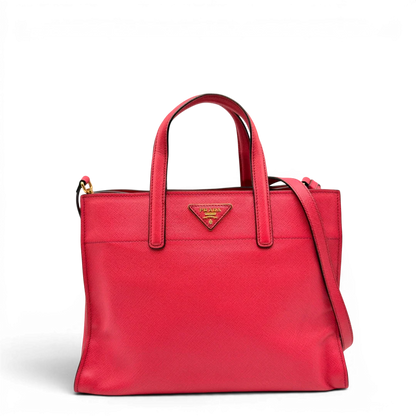 https://cdn.shopify.com/s/files/1/0564/9376/8855/files/Prada_Handtasche_Triple_Pocket_aus_Leder_rot_4.webp?v=1784794266