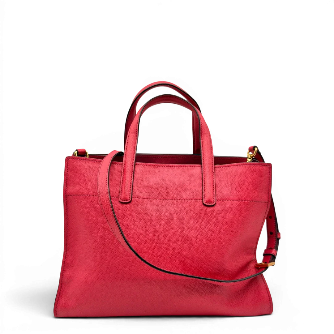 https://cdn.shopify.com/s/files/1/0564/9376/8855/files/Prada_Handtasche_Triple_Pocket_aus_Leder_rot_5.webp?v=1784794266