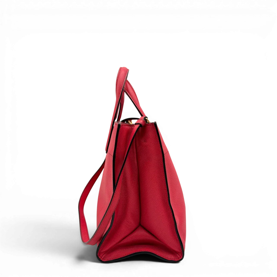 https://cdn.shopify.com/s/files/1/0564/9376/8855/files/Prada_Handtasche_Triple_Pocket_aus_Leder_rot_6.webp?v=1784794266