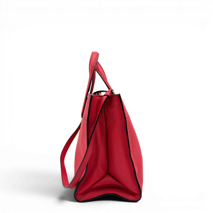 https://cdn.shopify.com/s/files/1/0564/9376/8855/files/Prada_Handtasche_Triple_Pocket_aus_Leder_rot_6.webp?v=1784794266