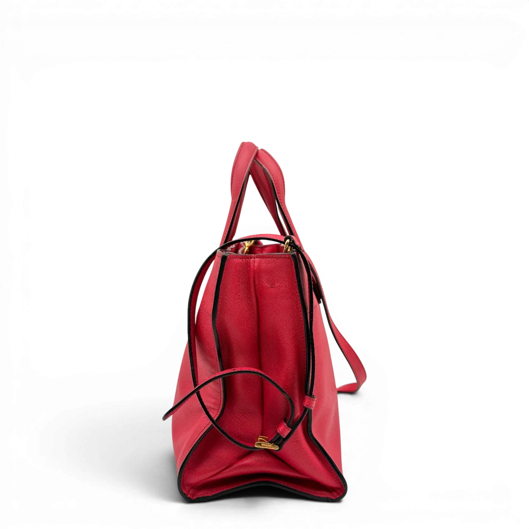 https://cdn.shopify.com/s/files/1/0564/9376/8855/files/Prada_Handtasche_Triple_Pocket_aus_Leder_rot_7.webp?v=1784794266