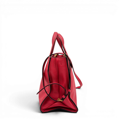 https://cdn.shopify.com/s/files/1/0564/9376/8855/files/Prada_Handtasche_Triple_Pocket_aus_Leder_rot_7.webp?v=1784794266