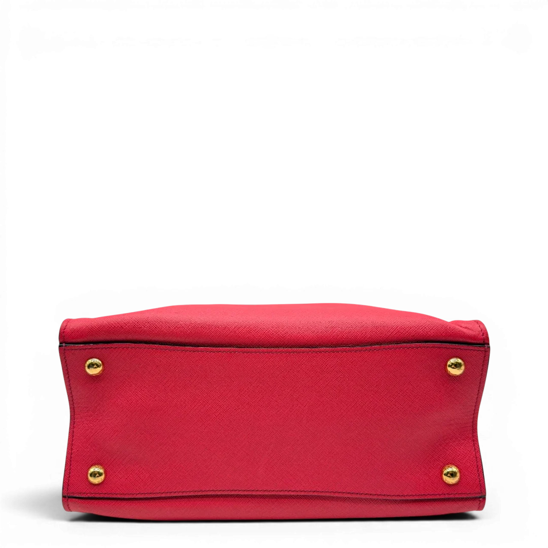 https://cdn.shopify.com/s/files/1/0564/9376/8855/files/Prada_Handtasche_Triple_Pocket_aus_Leder_rot_8.webp?v=1784794266