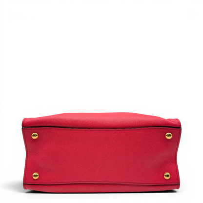 https://cdn.shopify.com/s/files/1/0564/9376/8855/files/Prada_Handtasche_Triple_Pocket_aus_Leder_rot_8.webp?v=1784794266