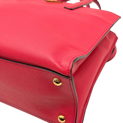https://cdn.shopify.com/s/files/1/0564/9376/8855/files/Prada_Handtasche_Triple_Pocket_aus_Leder_rot_9.webp?v=1784794266