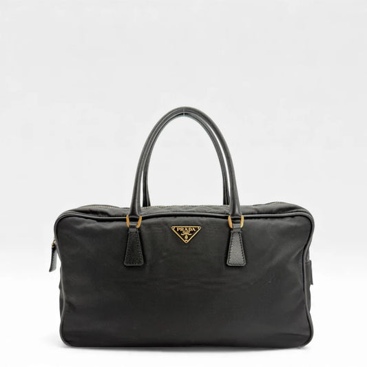 https://cdn.shopify.com/s/files/1/0564/9376/8855/files/Prada_Handtasche_aus_Nylon_schwarz_vintage_handbag5181.webp?v=1765381269