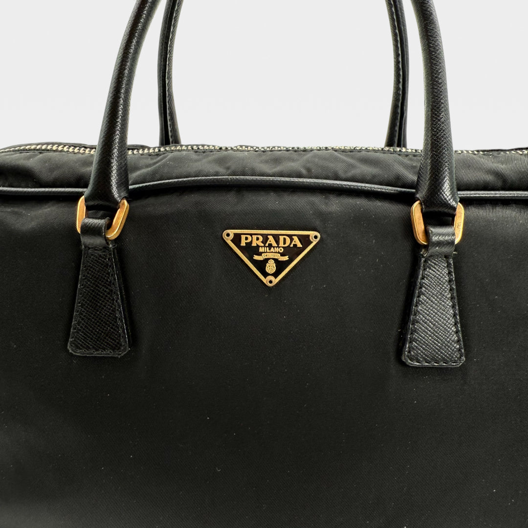 https://cdn.shopify.com/s/files/1/0564/9376/8855/files/Prada_Handtasche_aus_Nylon_schwarz_vintage_handbag5192.webp?v=1765381230