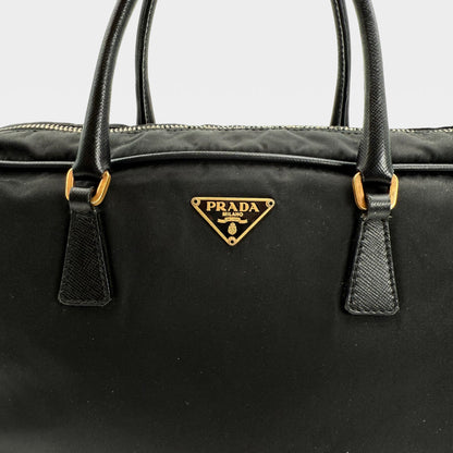 https://cdn.shopify.com/s/files/1/0564/9376/8855/files/Prada_Handtasche_aus_Nylon_schwarz_vintage_handbag5192.webp?v=1765381230