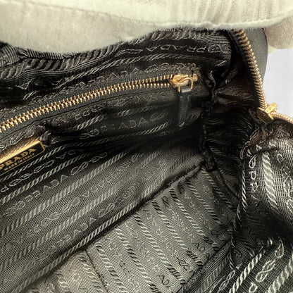 https://cdn.shopify.com/s/files/1/0564/9376/8855/files/Prada_Handtasche_aus_Nylon_schwarz_vintage_handbag5196.webp?v=1765381230