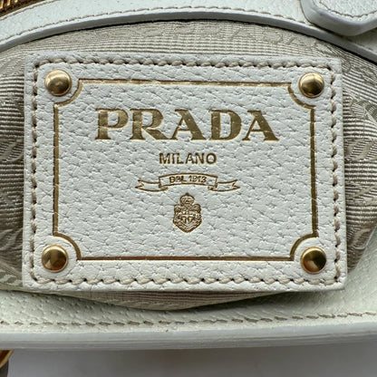 https://cdn.shopify.com/s/files/1/0564/9376/8855/files/Prada_Handtasche_aus_Stroh_beige___weiss_vintage_designer_handbag8300.webp?v=1757507786