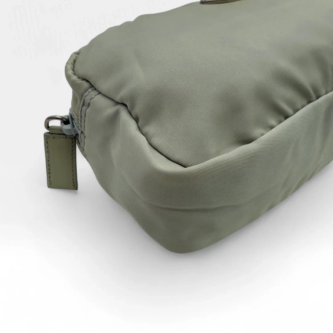 https://cdn.shopify.com/s/files/1/0564/9376/8855/files/Prada_Kosmetik_Beutel_Pouch_aus_Nylon_eisblau_vintage_designer_toilettree_bag5210.webp?v=1754991466