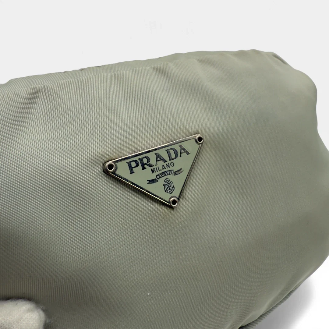 https://cdn.shopify.com/s/files/1/0564/9376/8855/files/Prada_Kosmetik_Beutel_Pouch_aus_Nylon_eisblau_vintage_designer_toilettree_bag5214.webp?v=1754991466