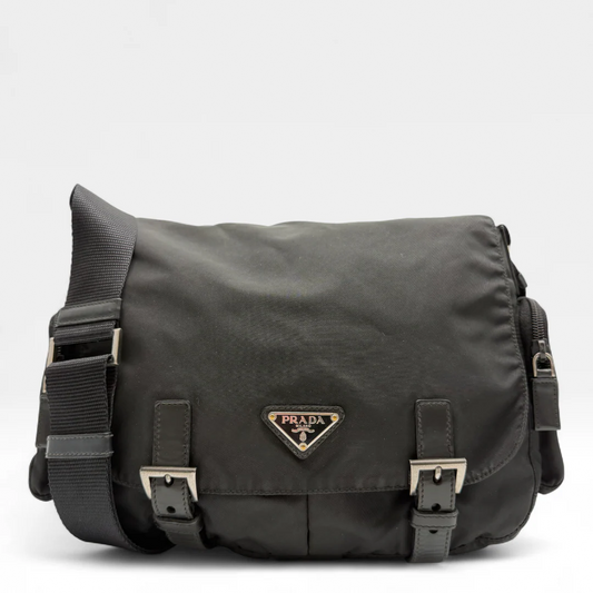 https://cdn.shopify.com/s/files/1/0564/9376/8855/files/Prada_Messengertasche_aus_Nylon_schwarz_vintage8140.webp?v=1759321505