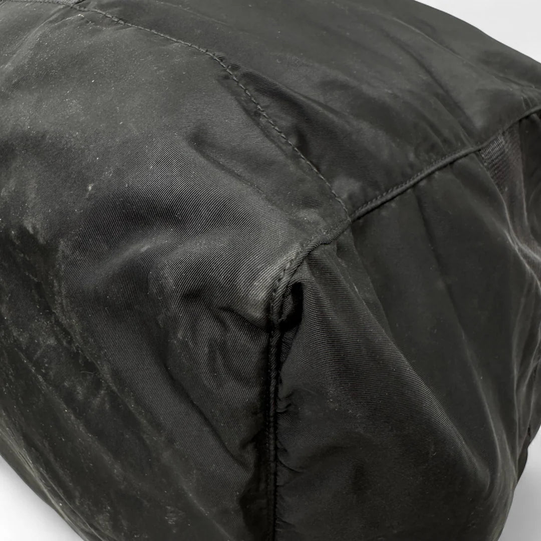 https://cdn.shopify.com/s/files/1/0564/9376/8855/files/Prada_Reisetasche_50_aus_Nylon_schwarz_vintage_dufflebag5156.webp?v=1761262440