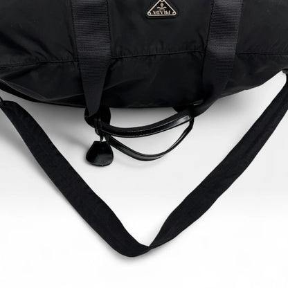 https://cdn.shopify.com/s/files/1/0564/9376/8855/files/Prada_Reisetasche_50_aus_Nylon_schwarz_vintage_dufflebag5158.webp?v=1761262441