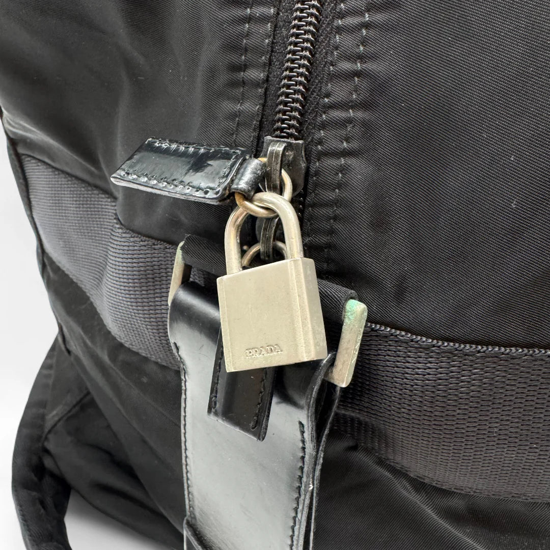 https://cdn.shopify.com/s/files/1/0564/9376/8855/files/Prada_Reisetasche_50_aus_Nylon_schwarz_vintage_dufflebag5161.webp?v=1761262441