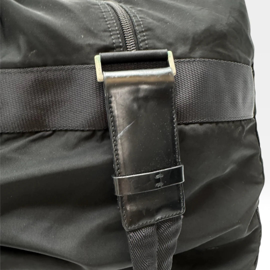 https://cdn.shopify.com/s/files/1/0564/9376/8855/files/Prada_Reisetasche_50_aus_Nylon_schwarz_vintage_dufflebag5162.webp?v=1761262440