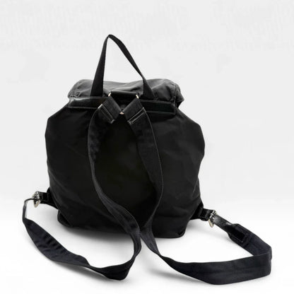 https://cdn.shopify.com/s/files/1/0564/9376/8855/files/Prada_Rucksack_mit_Schnalle_aus_Nylon_schwarz_second_hand_designer_backpack3158.webp?v=1753348302
