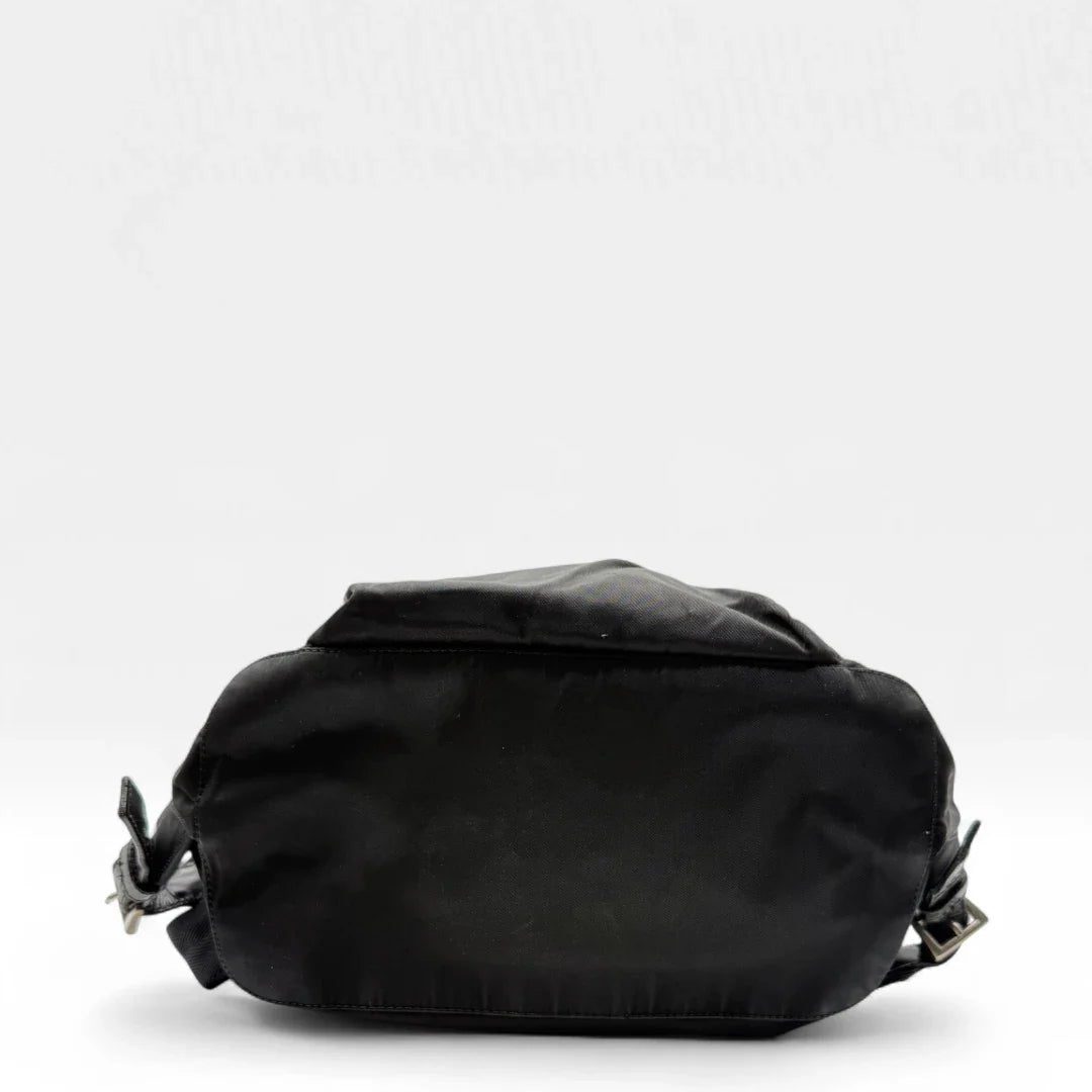 https://cdn.shopify.com/s/files/1/0564/9376/8855/files/Prada_Rucksack_mit_Schnalle_aus_Nylon_schwarz_second_hand_designer_backpack3160.webp?v=1753348225