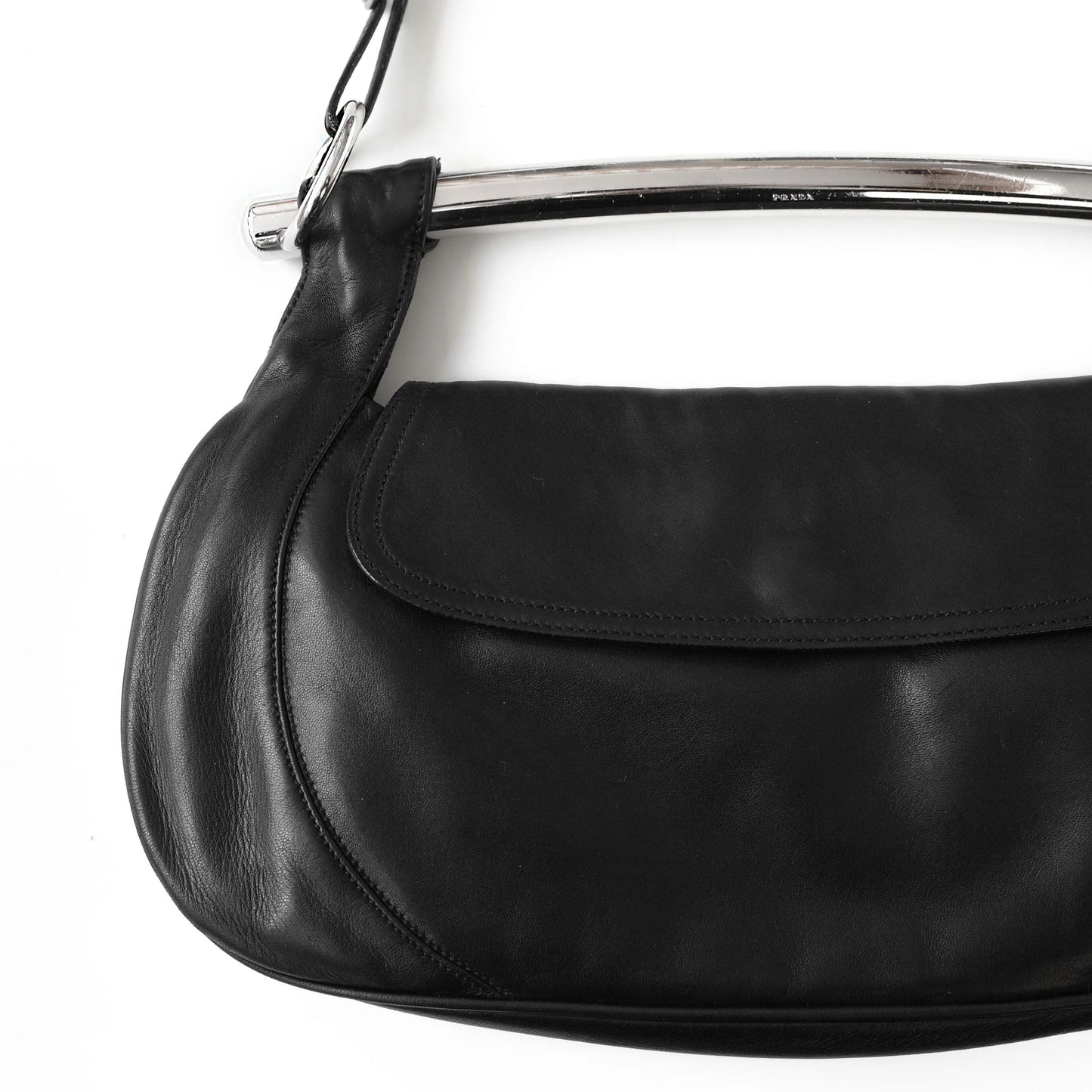 https://images.squarespace-cdn.com/content/v1/673cad159307f210013ba2f7/b1edfb09-0945-4721-b90f-17bd4c1dd36a/Prada_SS2003_BlackNappaLeatherMetalBarBag_2.jpg