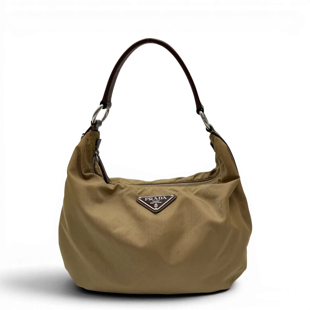 https://cdn.shopify.com/s/files/1/0564/9376/8855/files/Prada_Schultertasche_Hobo_Croissant_aus_Nylon_beige_vintage7733.webp?v=1780487479
