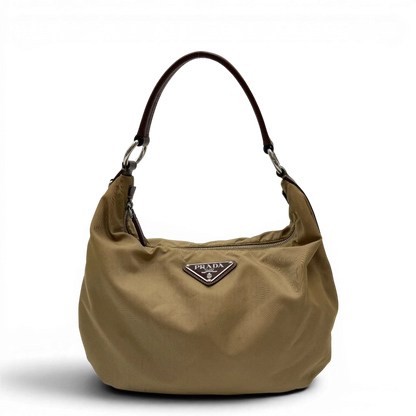 https://cdn.shopify.com/s/files/1/0564/9376/8855/files/Prada_Schultertasche_Hobo_Croissant_aus_Nylon_beige_vintage7733.webp?v=1780487479